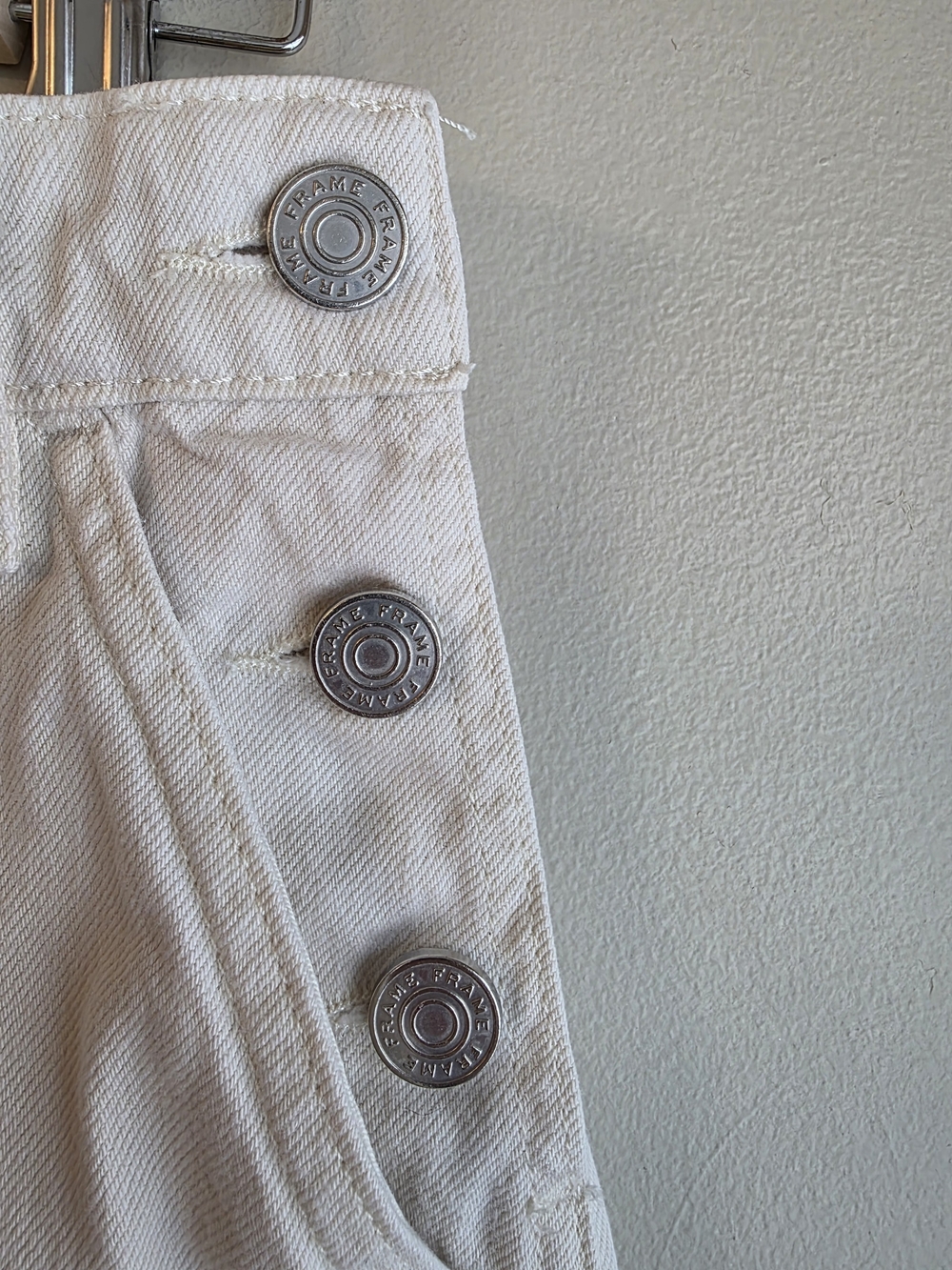 FRAME Barrel Leg Jeans Cropped Button Detail Parchment White 24 Like New - Picture 5 of 9